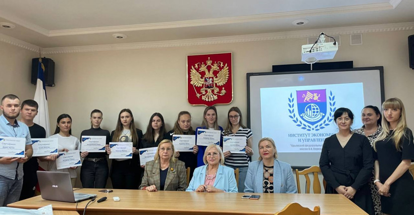 Руководитель Крымстата Балдина О.И. вручила сертификаты отличившимся студентам
